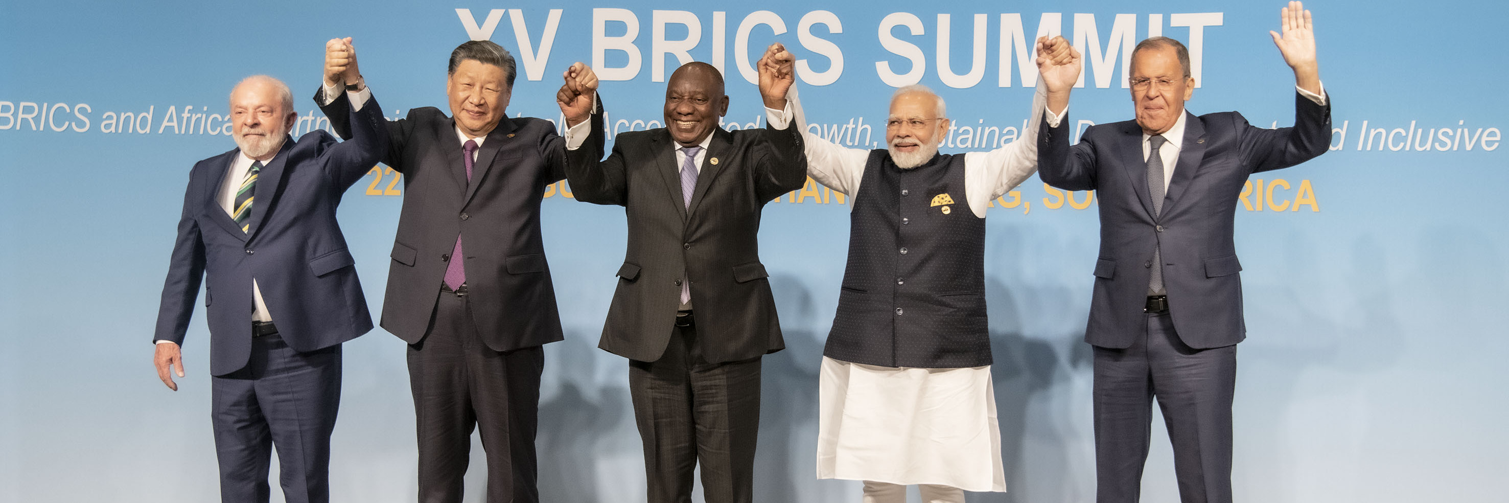 Les dirigeants des quatre pays BRICS, Lula, Xi Jinping, Cyril Ramaphosa, avec le ministre russe des Affaires étrangères Sergueï Lavrov